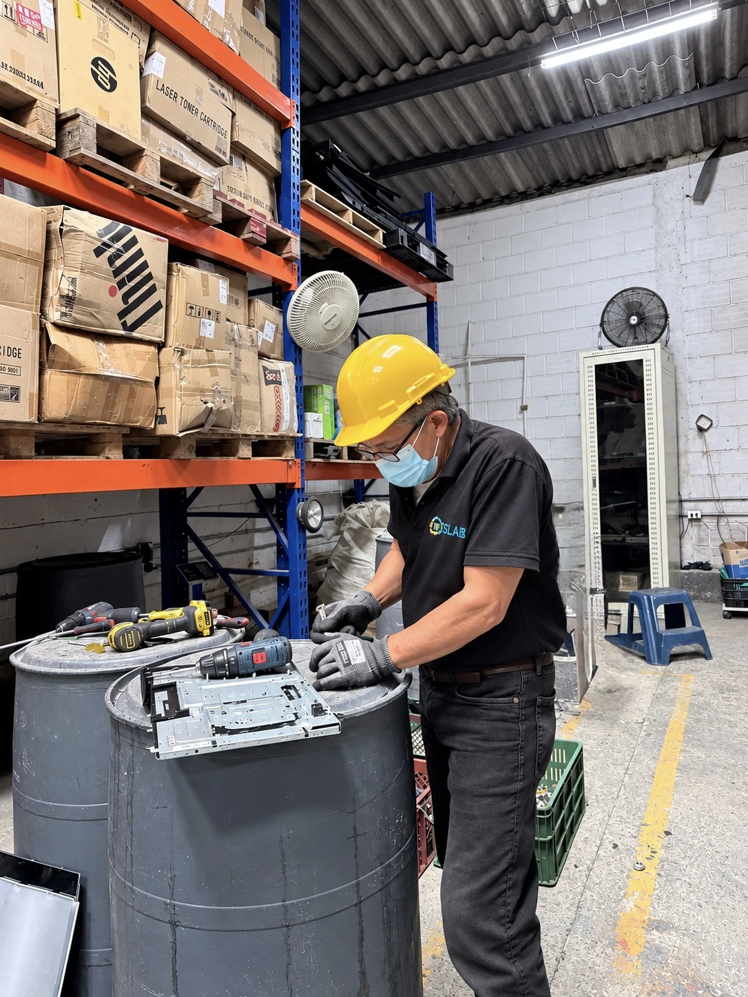 Trabajador caracterizando un equipo electrónico en el área de operación de TESLA RAEE