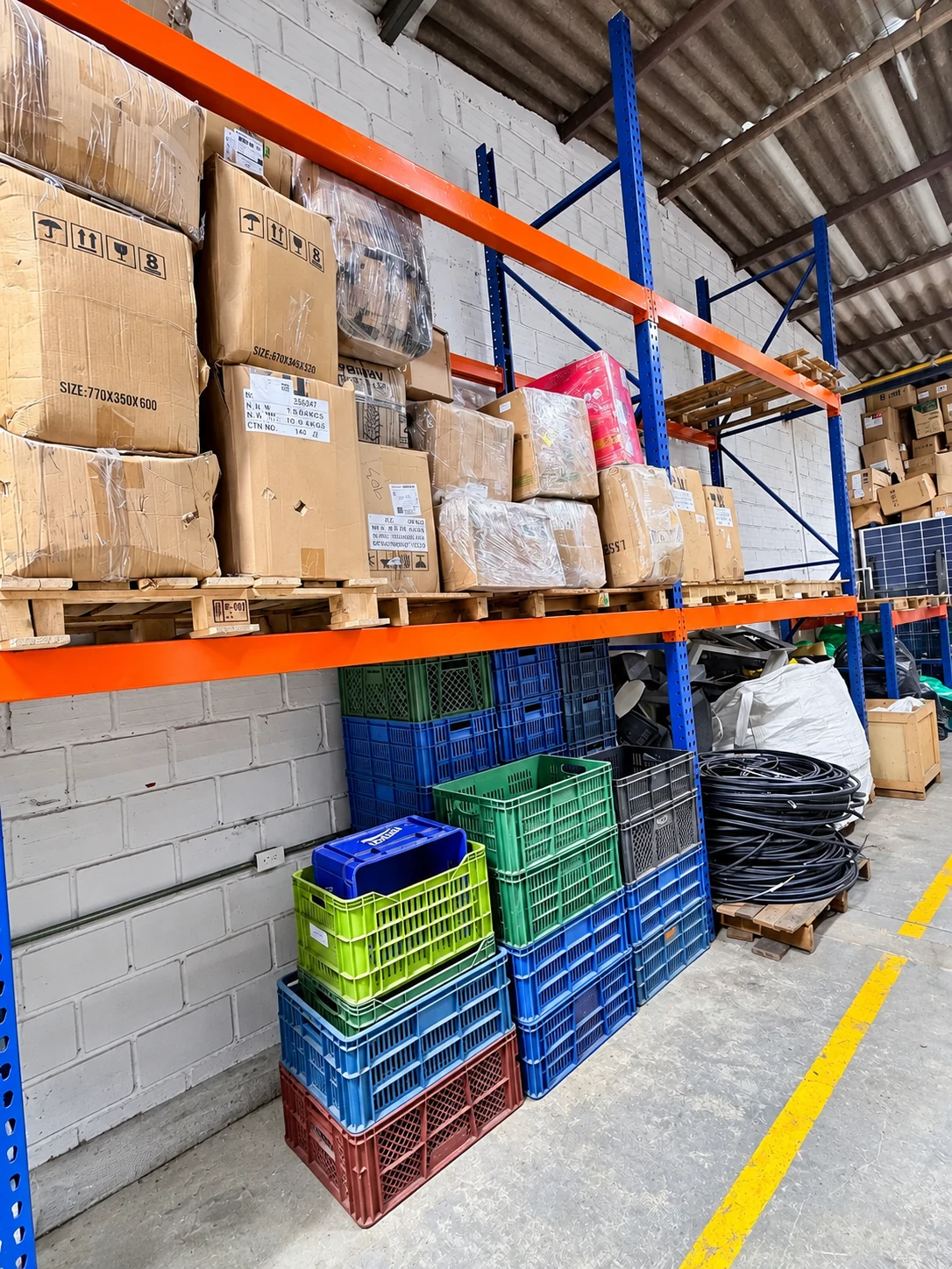 Estanterías y contenedores organizados en la Unidad Técnica de Almacenamiento