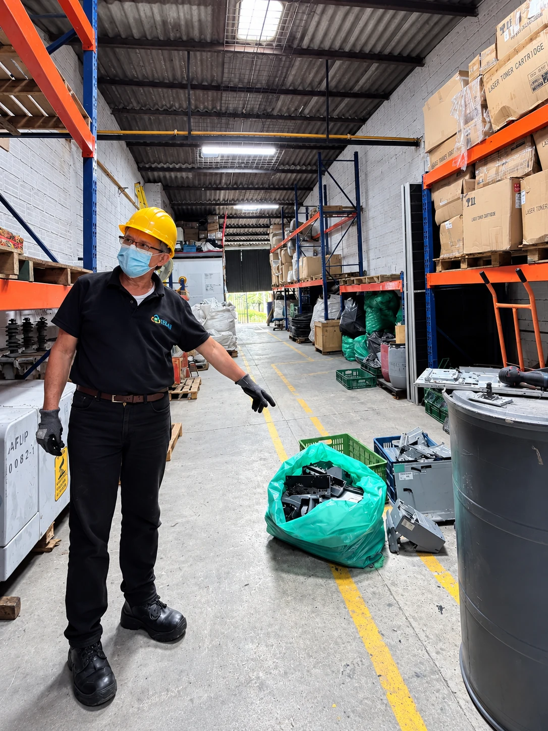 Trabajador señalando materiales electrónicos separados para su gestión